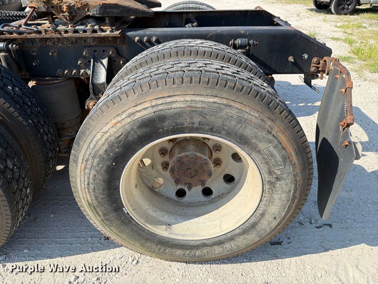 image for item DV7304 2016 Volvo VN semi truck