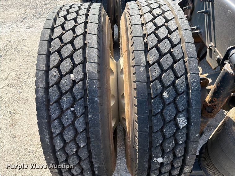 image for item DV7304 2016 Volvo VN semi truck