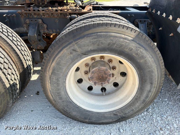image for item DV7304 2016 Volvo VN semi truck