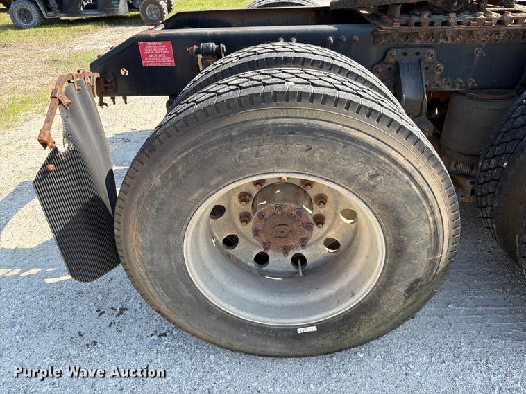 image for item DV7304 2016 Volvo VN semi truck
