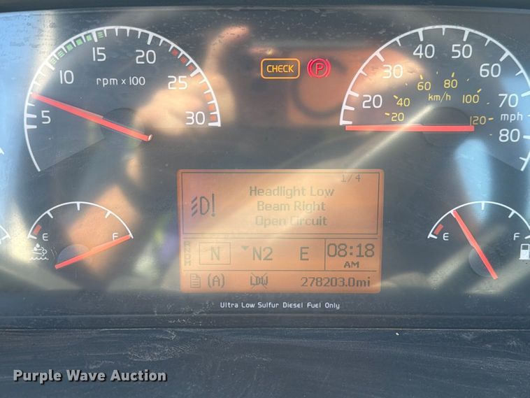 image for item DV7304 2016 Volvo VN semi truck
