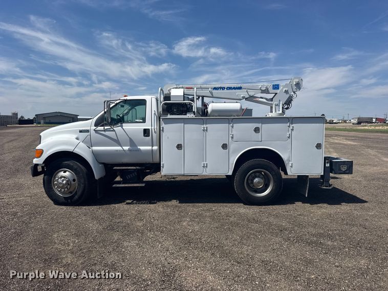 image for item DY3285 2000 Ford F650 Super Duty utility / service truck