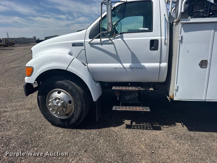 image for item DY3285 2000 Ford F650 Super Duty utility / service truck