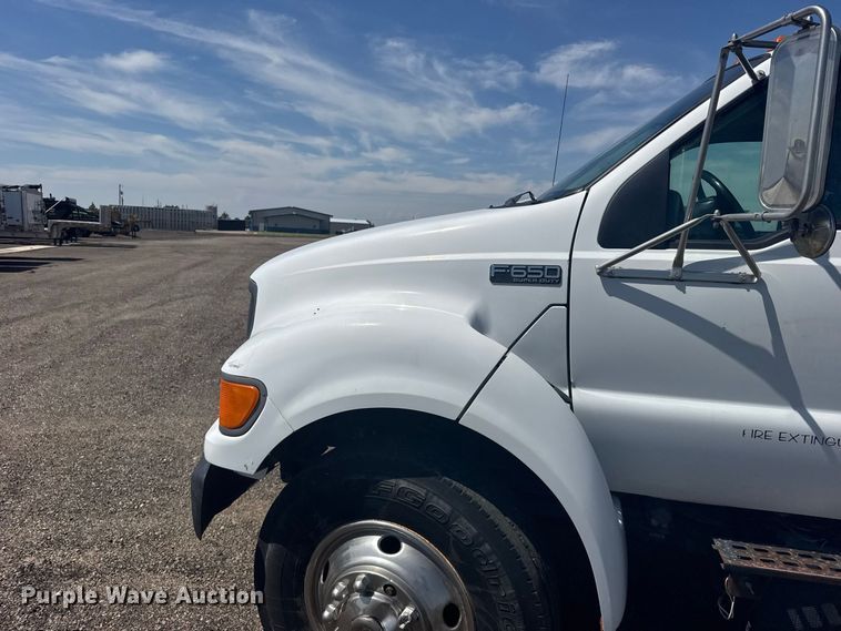 image for item DY3285 2000 Ford F650 Super Duty utility / service truck