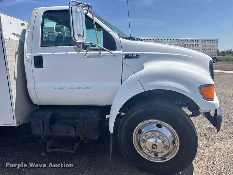 image for item DY3285 2000 Ford F650 Super Duty utility / service truck