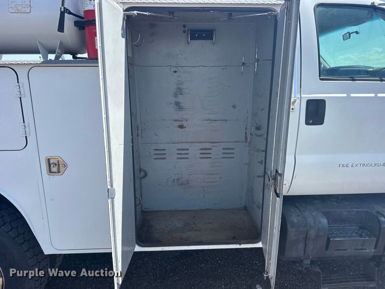 image for item DY3285 2000 Ford F650 Super Duty utility / service truck