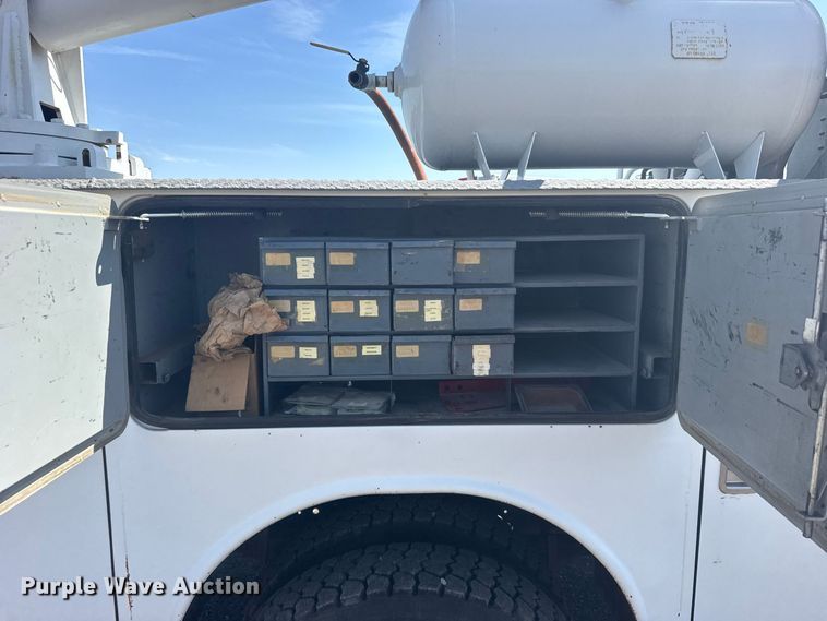 image for item DY3285 2000 Ford F650 Super Duty utility / service truck