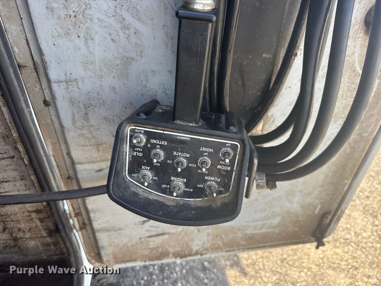 image for item DY3285 2000 Ford F650 Super Duty utility / service truck