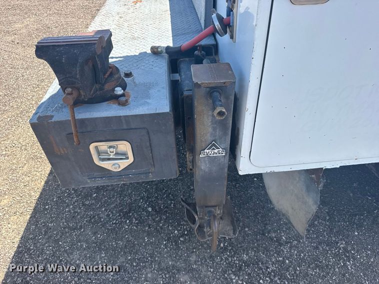 image for item DY3285 2000 Ford F650 Super Duty utility / service truck