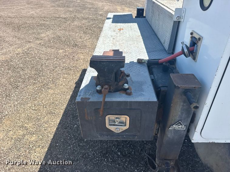 image for item DY3285 2000 Ford F650 Super Duty utility / service truck
