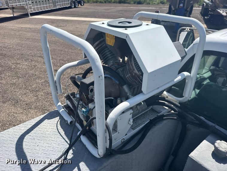 image for item DY3285 2000 Ford F650 Super Duty utility / service truck