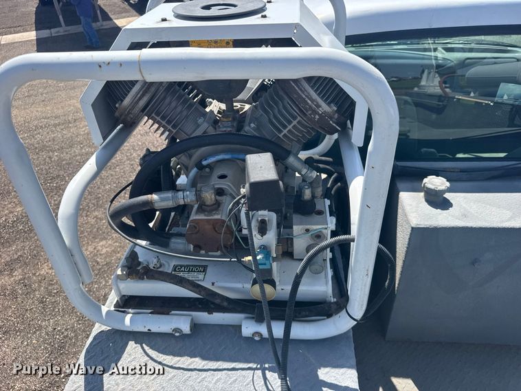 image for item DY3285 2000 Ford F650 Super Duty utility / service truck