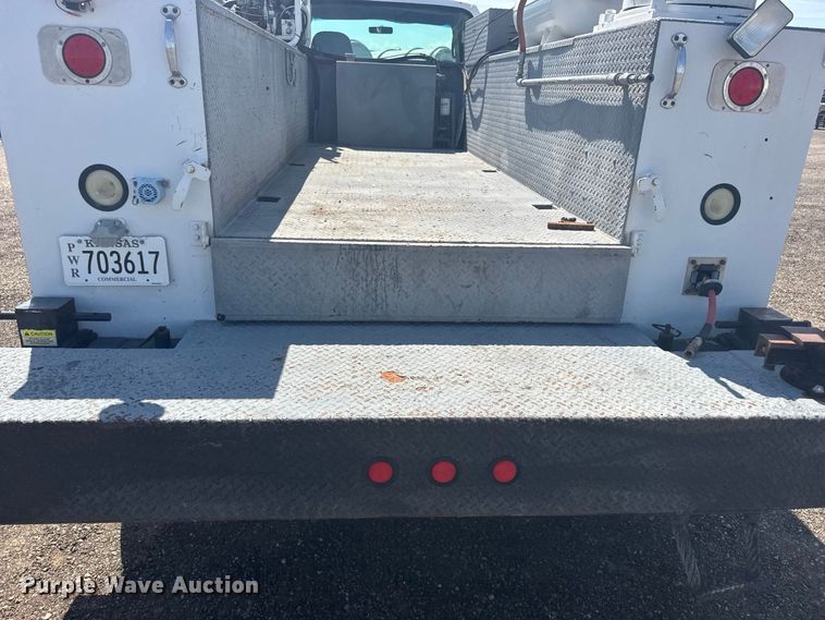 image for item DY3285 2000 Ford F650 Super Duty utility / service truck