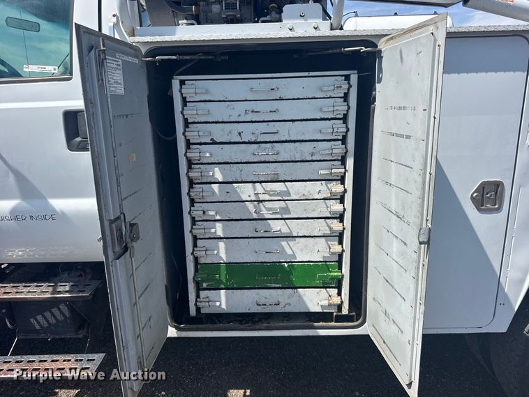 image for item DY3285 2000 Ford F650 Super Duty utility / service truck