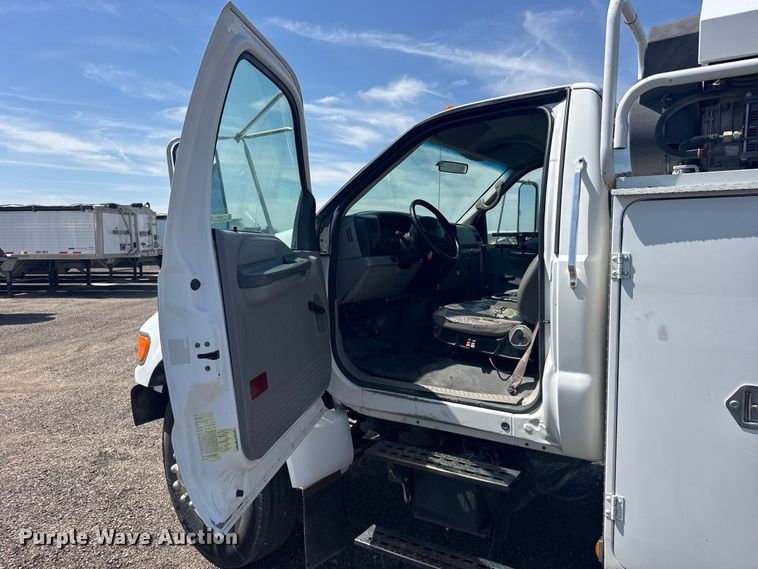 image for item DY3285 2000 Ford F650 Super Duty utility / service truck