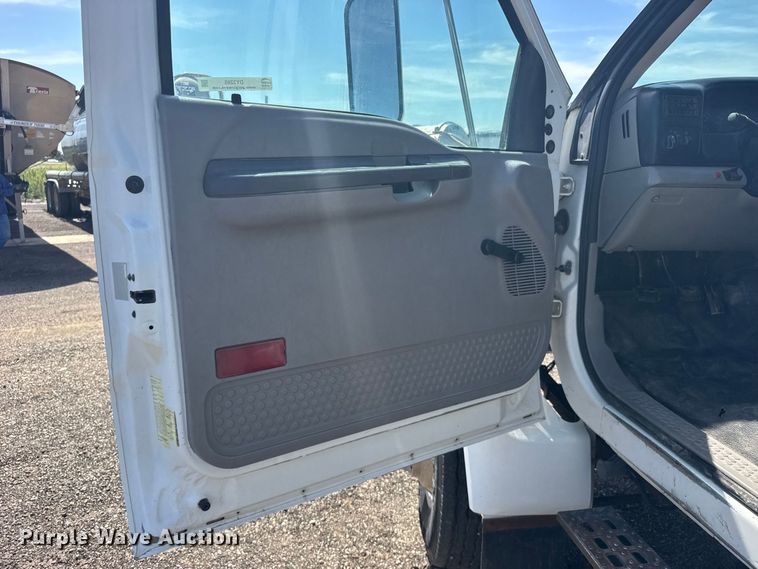 image for item DY3285 2000 Ford F650 Super Duty utility / service truck
