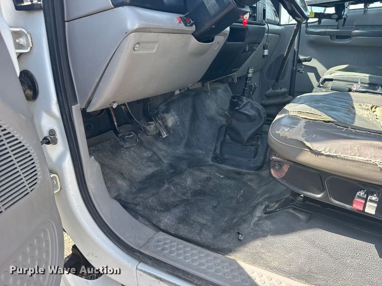 image for item DY3285 2000 Ford F650 Super Duty utility / service truck