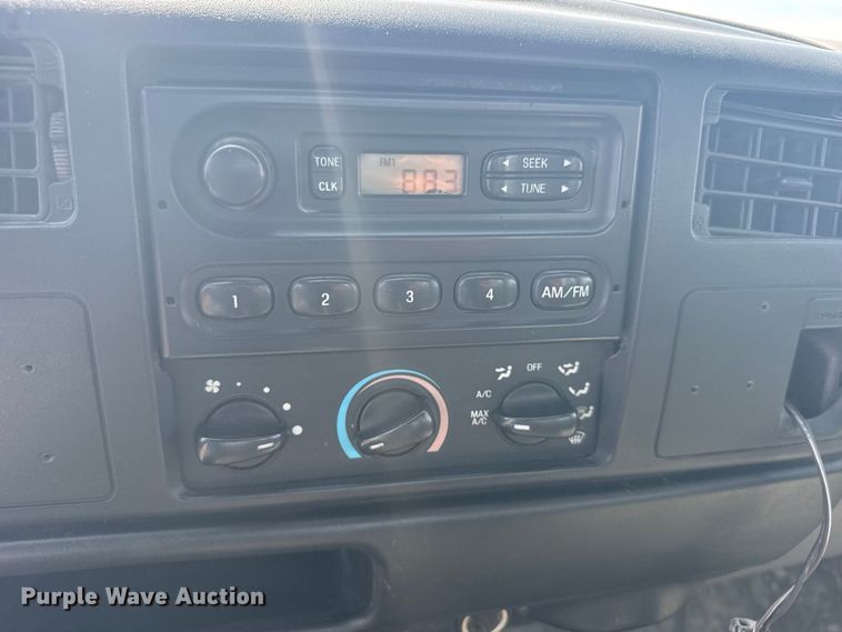 image for item DY3285 2000 Ford F650 Super Duty utility / service truck