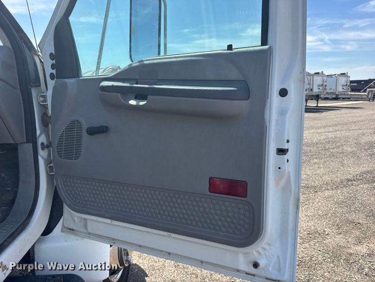 image for item DY3285 2000 Ford F650 Super Duty utility / service truck