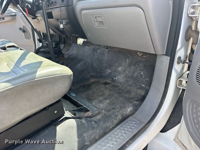 image for item DY3285 2000 Ford F650 Super Duty utility / service truck