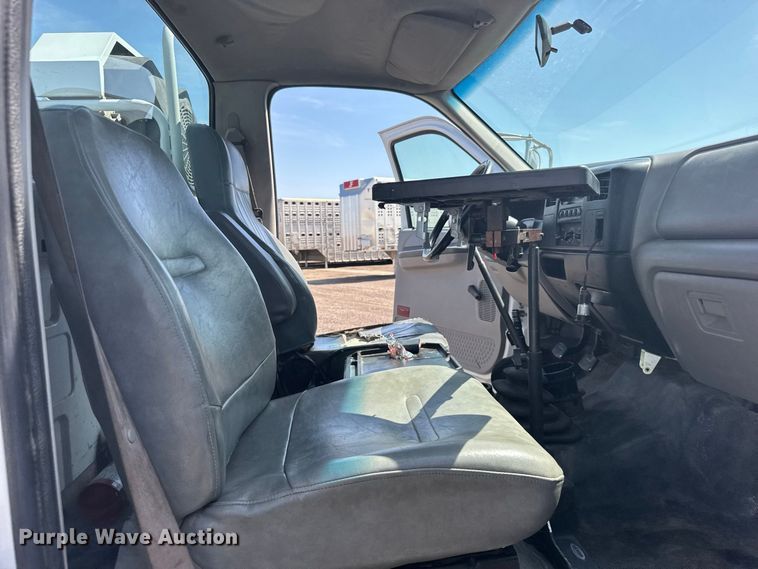 image for item DY3285 2000 Ford F650 Super Duty utility / service truck