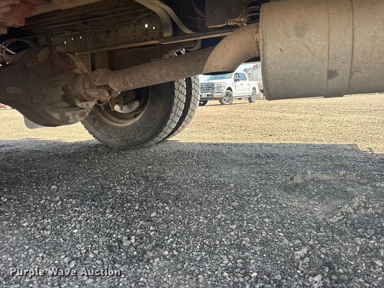 image for item DY3285 2000 Ford F650 Super Duty utility / service truck