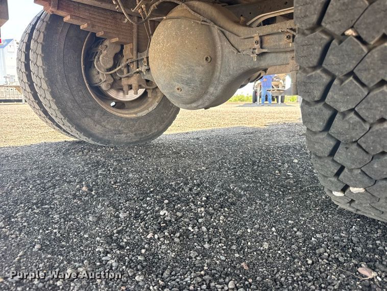 image for item DY3285 2000 Ford F650 Super Duty utility / service truck
