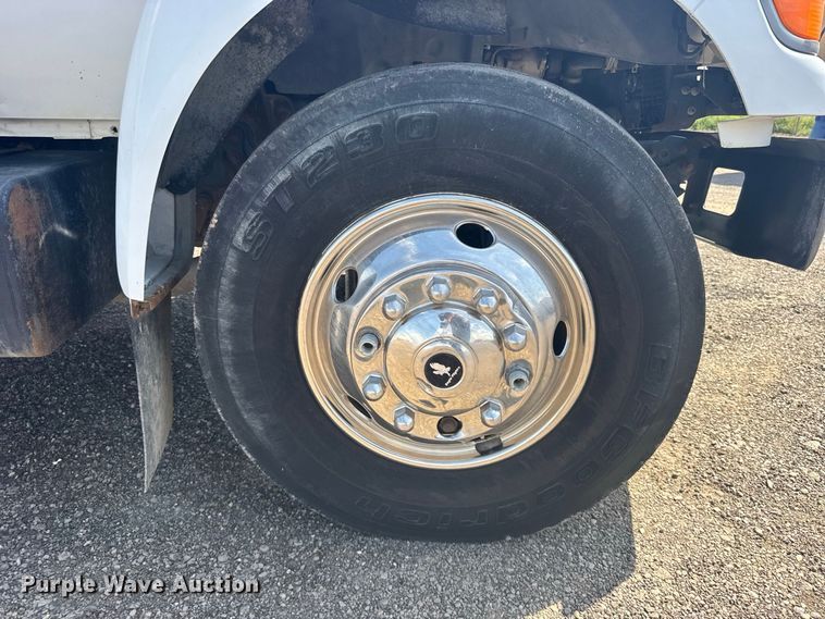 image for item DY3285 2000 Ford F650 Super Duty utility / service truck