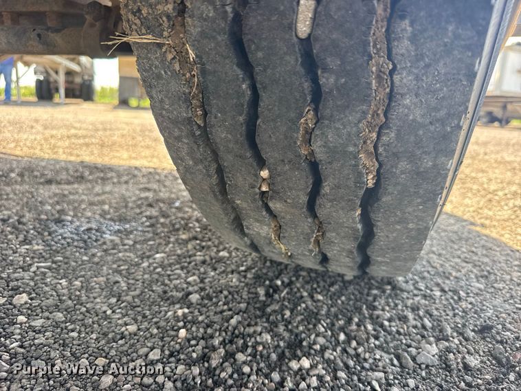 image for item DY3285 2000 Ford F650 Super Duty utility / service truck
