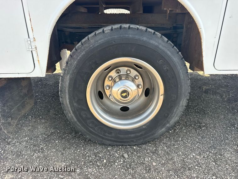 image for item DY3285 2000 Ford F650 Super Duty utility / service truck