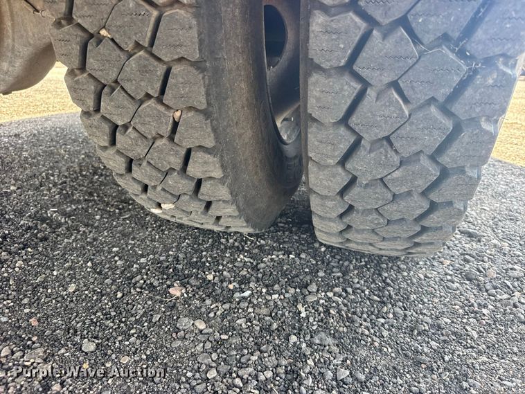 image for item DY3285 2000 Ford F650 Super Duty utility / service truck