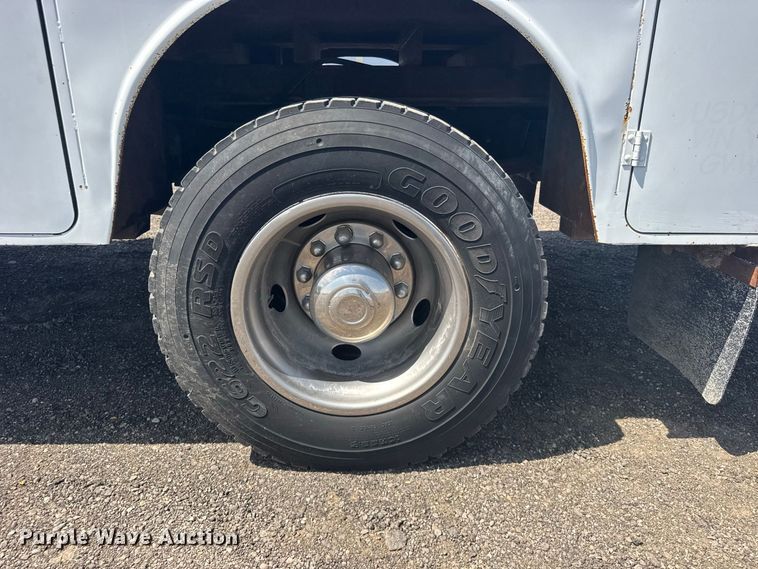 image for item DY3285 2000 Ford F650 Super Duty utility / service truck