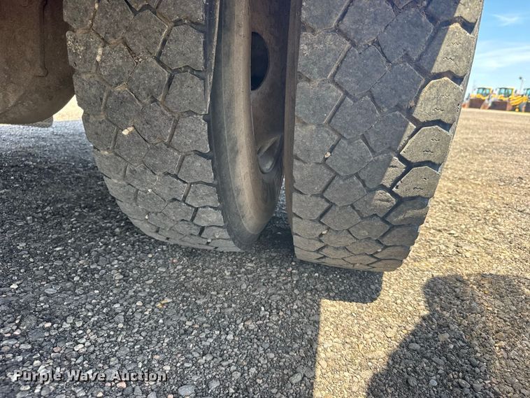 image for item DY3285 2000 Ford F650 Super Duty utility / service truck