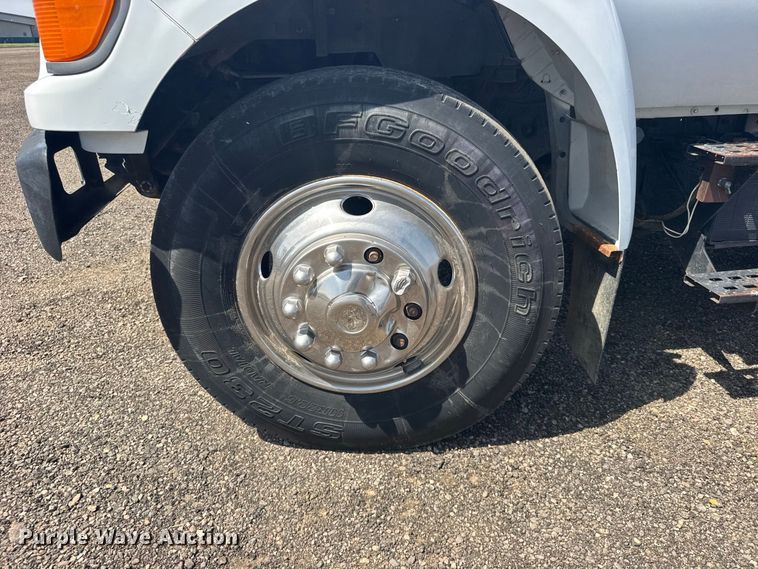 image for item DY3285 2000 Ford F650 Super Duty utility / service truck