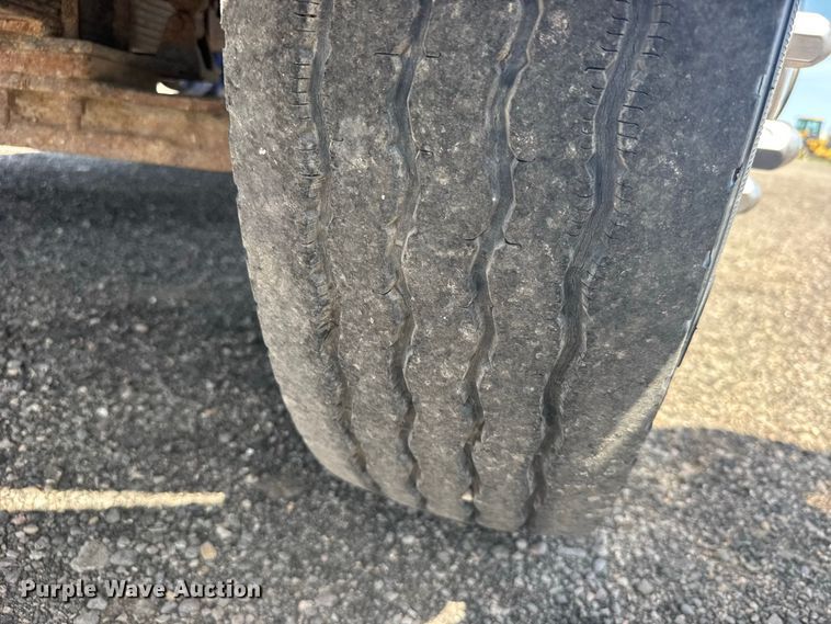 image for item DY3285 2000 Ford F650 Super Duty utility / service truck