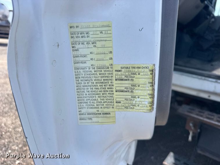 image for item DY3285 2000 Ford F650 Super Duty utility / service truck