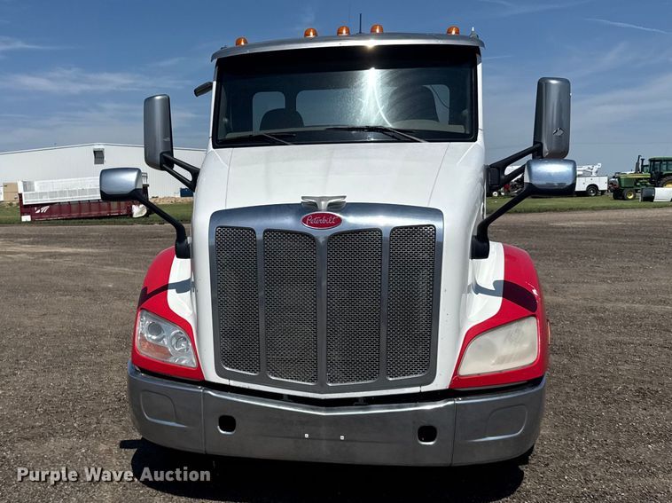 image for item DY3287 2016 Peterbilt 579 truck cab and chassis