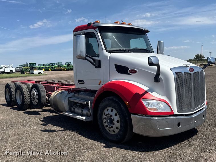 image for item DY3287 2016 Peterbilt 579 truck cab and chassis