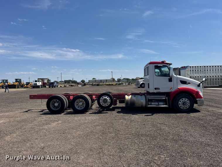 image for item DY3287 2016 Peterbilt 579 truck cab and chassis