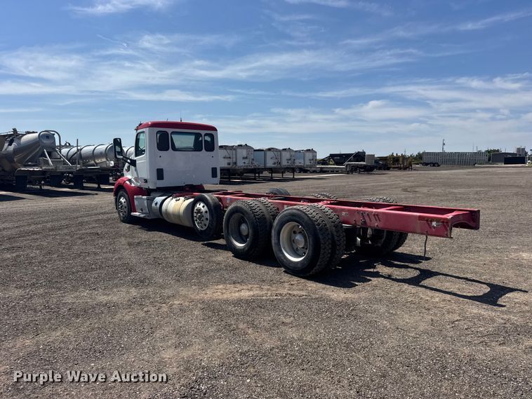 image for item DY3287 2016 Peterbilt 579 truck cab and chassis