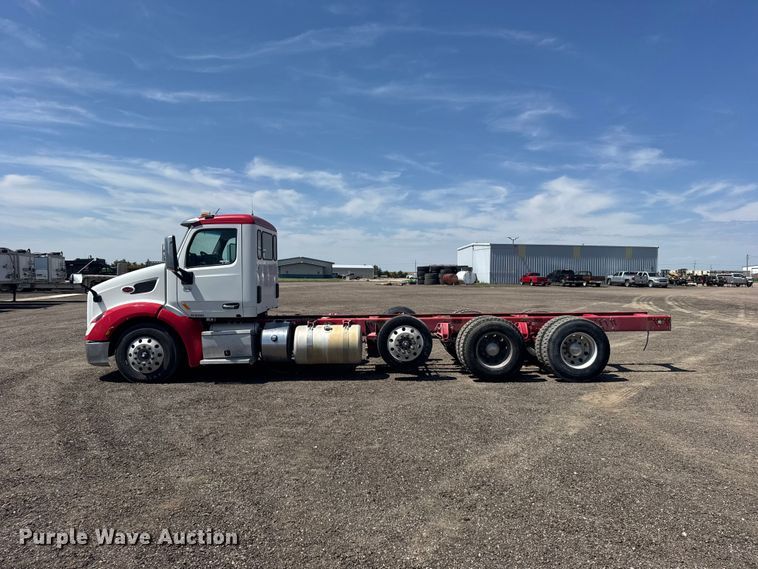 image for item DY3287 2016 Peterbilt 579 truck cab and chassis