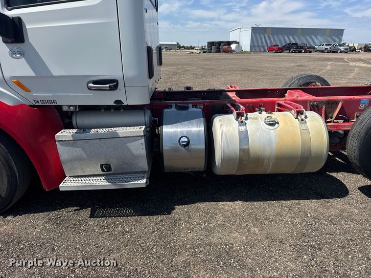 image for item DY3287 2016 Peterbilt 579 truck cab and chassis