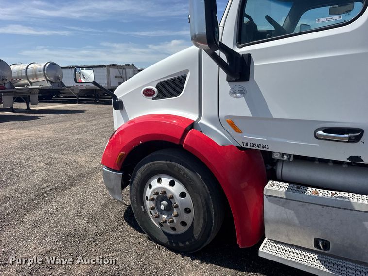 image for item DY3287 2016 Peterbilt 579 truck cab and chassis