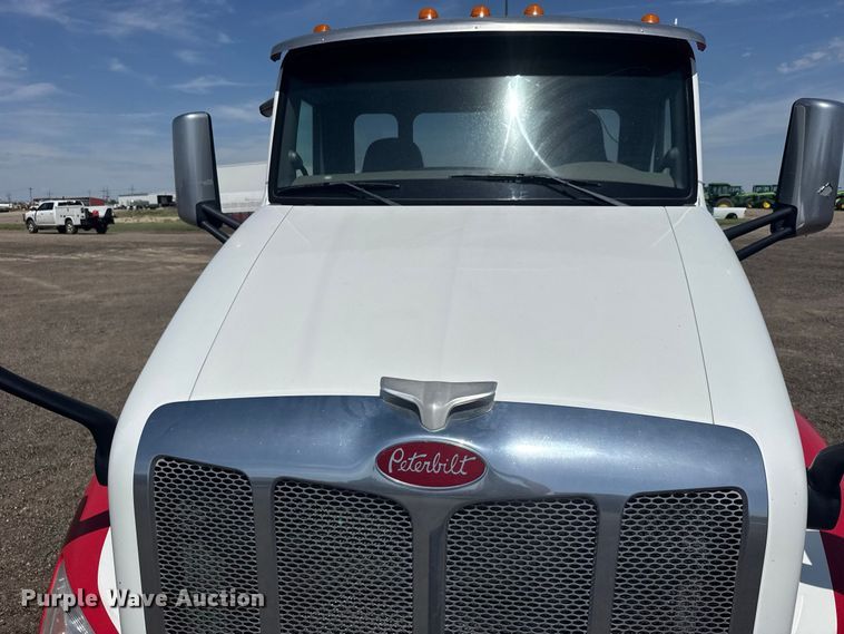 image for item DY3287 2016 Peterbilt 579 truck cab and chassis