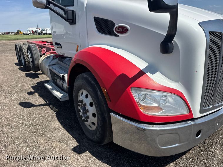 image for item DY3287 2016 Peterbilt 579 truck cab and chassis