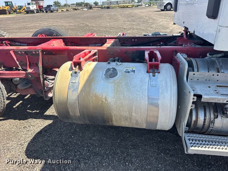 image for item DY3287 2016 Peterbilt 579 truck cab and chassis