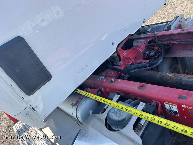 image for item DY3287 2016 Peterbilt 579 truck cab and chassis