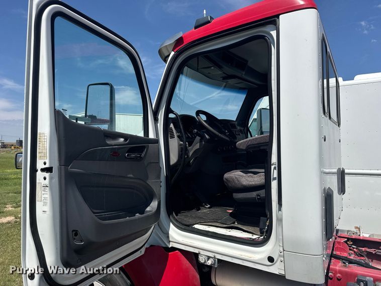 image for item DY3287 2016 Peterbilt 579 truck cab and chassis