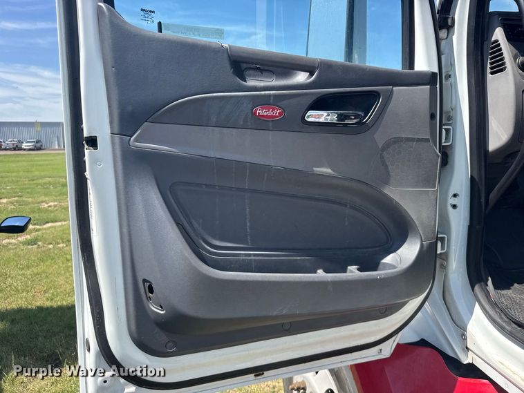 image for item DY3287 2016 Peterbilt 579 truck cab and chassis