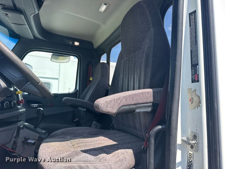 image for item DY3287 2016 Peterbilt 579 truck cab and chassis